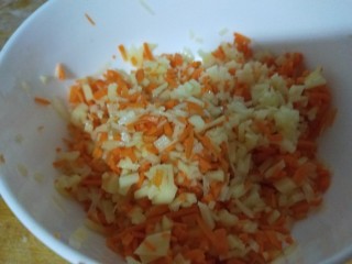 新文美食  胡萝卜土豆饼,剁好的土豆，胡萝卜装入碗中。