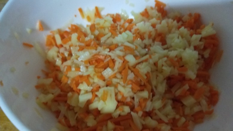 新文美食  胡萝卜土豆饼,剁好的土豆，胡萝卜装入碗中。