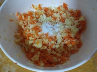 新文美食  胡萝卜土豆饼,加入盐鸡粉。