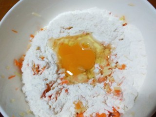 新文美食  胡萝卜土豆饼,在加入面粉，鸡蛋搅拌成糊。