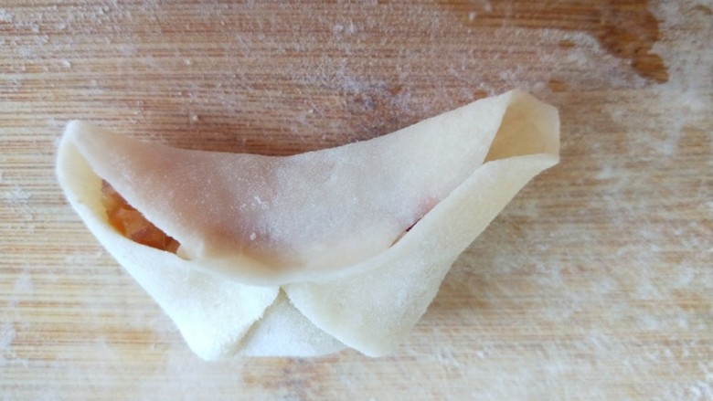 新文美食  家常蒸饺,在两侧折叠捏紧。