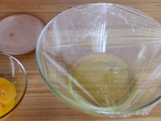 菠菜蛋糕卷,放蛋清的容器盖保鲜膜，放入冰箱冷藏，待用
