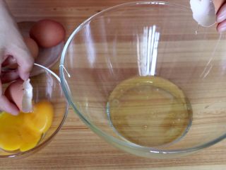 菠菜蛋糕卷,蛋清，蛋黄分离
tips：分离到无水无油的容器中