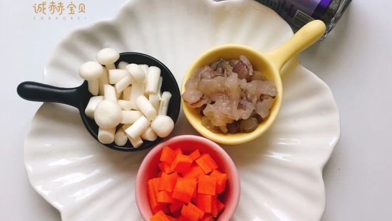 黄瓜船,胡萝卜切丁，虾切丁，海鲜菇切断