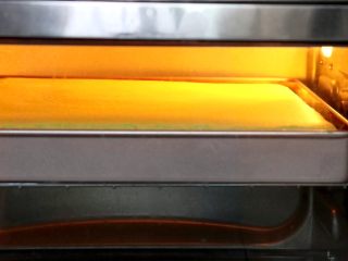 菠菜蛋糕卷,放入预热好的烤箱中层上下火170度，20min；之后，上管调低至150度，下管170度不变，5min左右（最后几分钟是怕蛋糕卷表面上色太重，调低上管温度的）