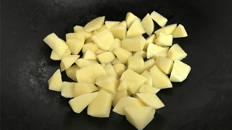 腐乳土豆,把土豆块放入锅中。