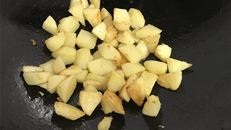 腐乳土豆,煎至两面金黄。