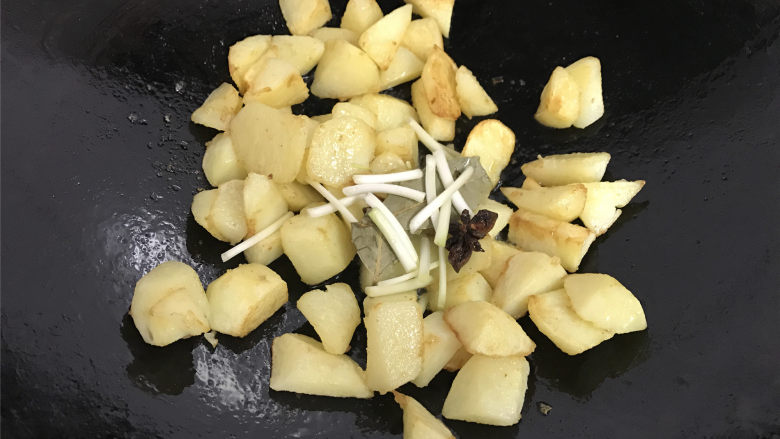腐乳土豆,然后把葱段，八角和香叶放入一起煸出香味。