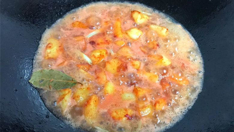 腐乳土豆,炒匀后加入没过土豆的水。