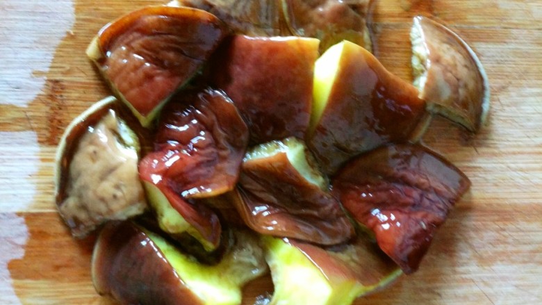 油蘑炒白菜,把焯好的油蘑用刀切块备用