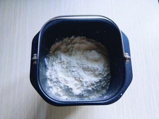 超级松软的牛角小面包,除黄油外的食材，全部加入面包桶中，先液体在粉类的顺序放入，最后在上面放入酵母粉，用面粉将酵母粉盖起来。