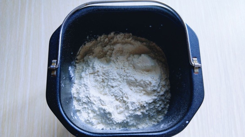超级松软的牛角小面包,除<a style='color:red;display:inline-block;' href='/shicai/ 887'>黄油</a>外的食材，全部加入面包桶中，先液体在粉类的顺序放入，最后在上面放入酵母粉，用面粉将酵母粉盖起来。