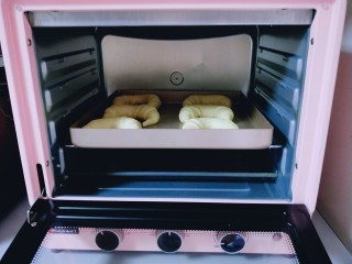 超级松软的牛角小面包,入烤箱进行发酵。