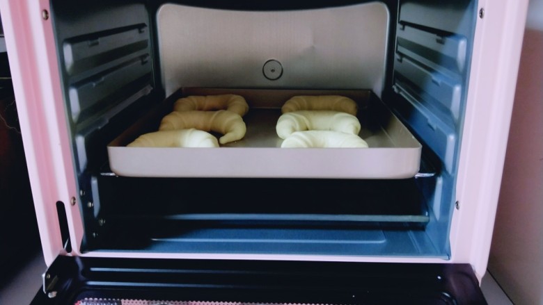 超级松软的牛角小面包,入烤箱进行发酵。