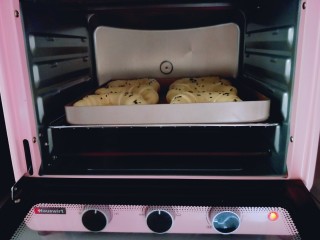 超级松软的牛角小面包,烤箱170度提前预热，上下管170度烤18-20分钟，注意观察颜色，上色后盖上一张锡纸。