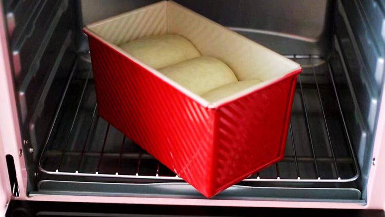 酸奶吐司,把做好后的面团进行二发，现在的天气很热，不需要烤箱加热<a style='color:red;display:inline-block;' href='/shicai/ 156925'>水</a>一会就可以发好了；