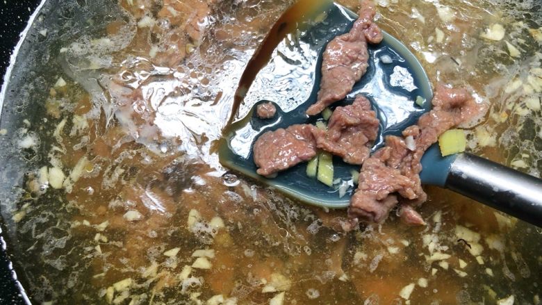 香嫩牛肉面,把腌制好的牛肉一片一片放到锅里煮熟