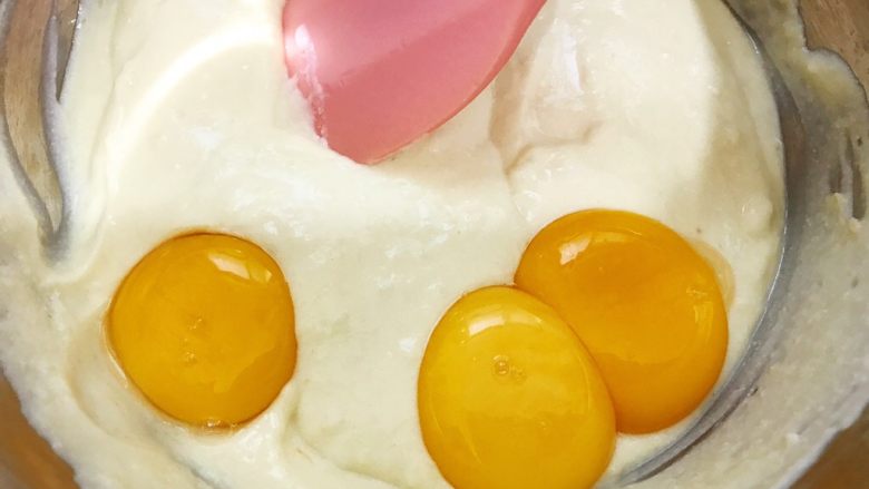 无油榴莲轻芝士蛋糕,鸡蛋分离，蛋黄加入奶酪榴莲糊里翻拌均匀