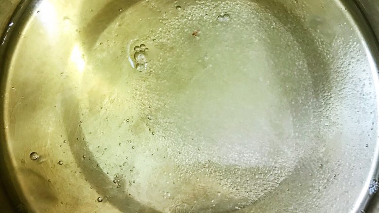 无油榴莲轻芝士蛋糕,分离出来的蛋清放入无油无水的盆里，加入20克白糖