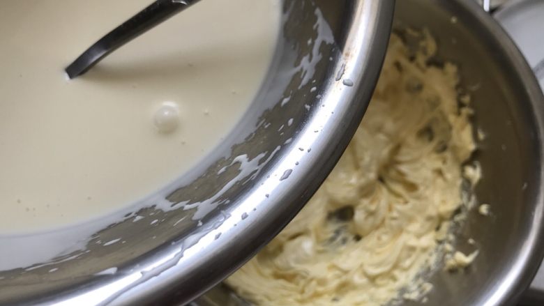 10寸红丝绒蛋糕,这时候分次把淡奶油加入到打发好的黄油中打发均匀，直至淡奶油都加入黄油中。