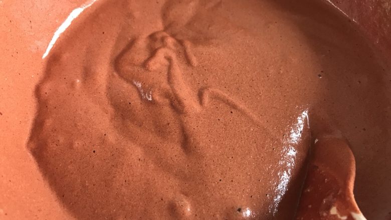 10寸红丝绒蛋糕,这是切拌均匀的面糊，这时可以倒入到模具中150度烤40分钟左右，如果没好就继续烤。