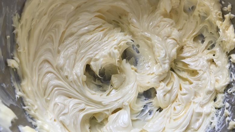 10寸红丝绒蛋糕,先将用于裱花的黄油室温软化后打发至发白的羽毛状放一边备用。