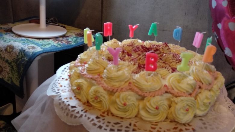 10寸红丝绒蛋糕,最后在表面进行一些小装饰，加上生日蜡烛就可以啦。