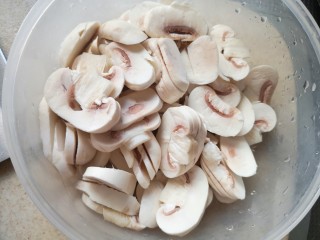 西兰花炒蘑菇,蘑菇洗净切片