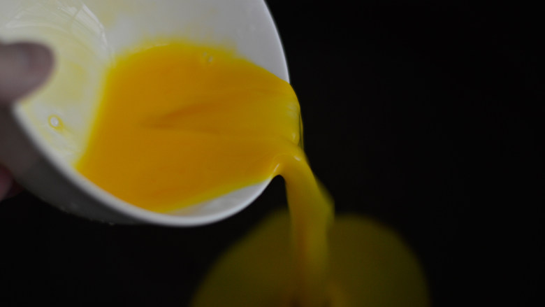 洋葱青椒炒蛋,锅里倒入少许油，烧热后倒入蛋液