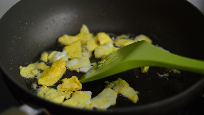 洋葱青椒炒蛋,待蛋液凝固后炒成块状，然后盛出待用