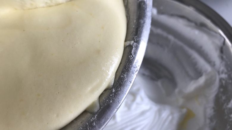裱花蛋糕6寸,再把切拌均匀的蛋黄糊倒回到剩下蛋白霜中切拌均匀。