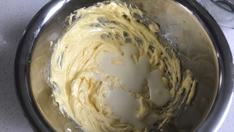 裱花蛋糕6寸,淡奶油分次加入到黄油中搅拌均匀，直到都加完并搅拌均匀。