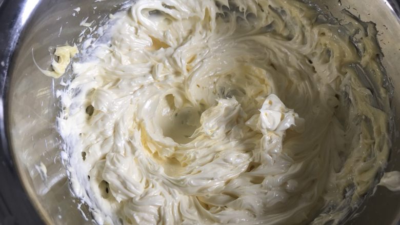 裱花蛋糕6寸,最后打发好的裱花奶油就是这样啦，虽然有黄油的加入，但是吃起来并不是很油腻。
