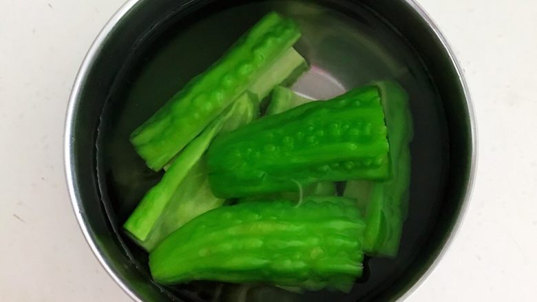 10分钟快手菜  豆豉苦瓜,把焯好的苦瓜捞出来，用冷水过凉