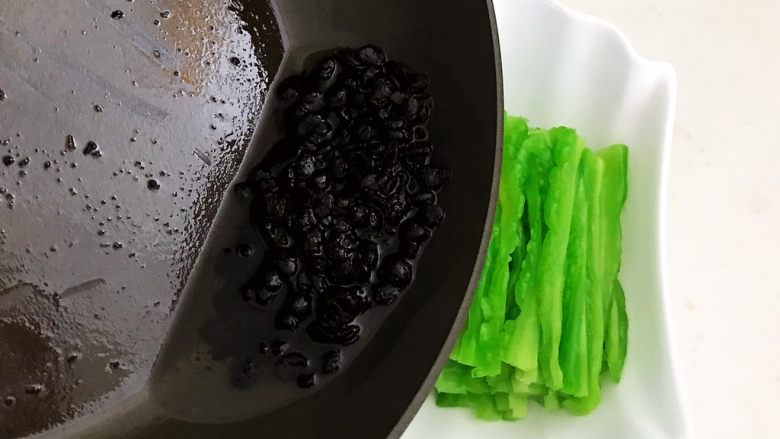 10分钟快手菜  豆豉苦瓜,把炒好的豆豉浇到苦瓜上