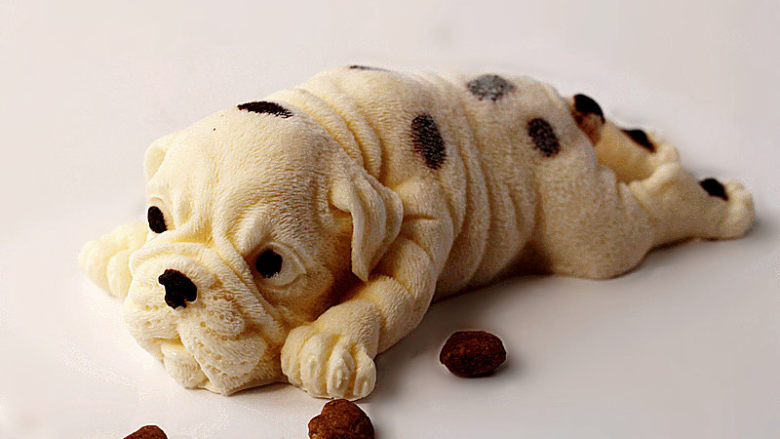呆萌可爱又逼真的【沙皮狗慕斯蛋糕】,我另做了个白色斑点狗。它的材料与棕狗相似，就是黑巧克力换为白巧克力。另外细砂糖我减了5克。