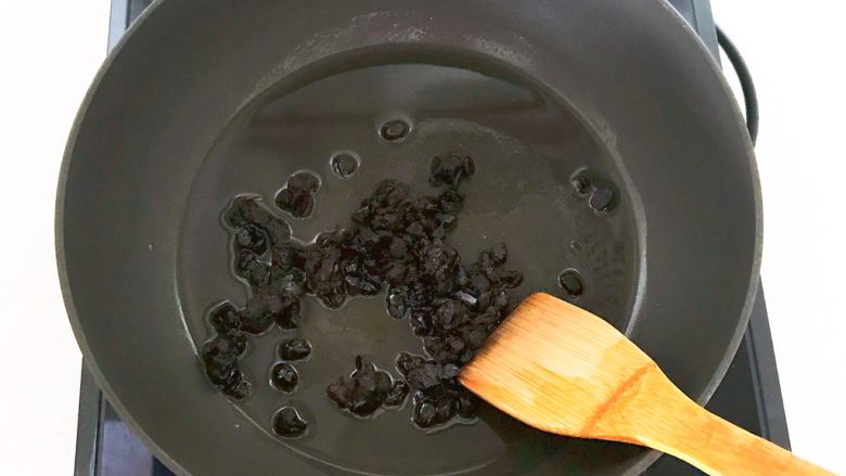 10分钟快手菜  豆豉苦瓜,油温7分热的时候加入豆豉
