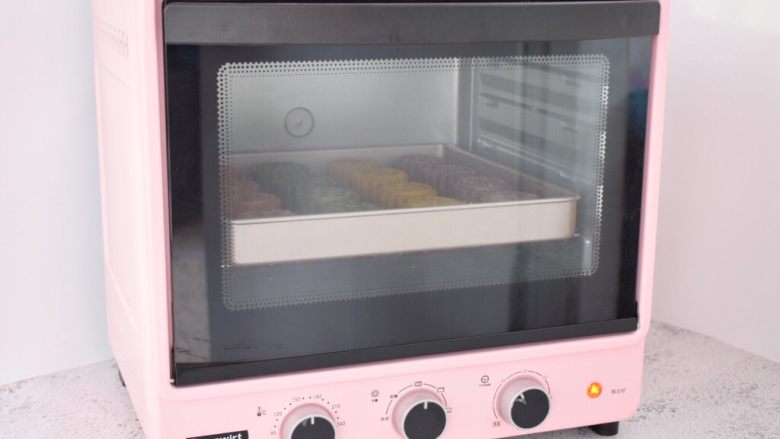 桃山皮流心月饼,放入预热好的海氏烤箱，上下火160度，中下层12-15分钟