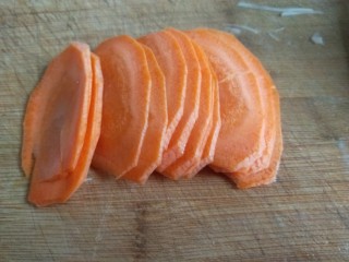 新文美食  凉拌三丝,胡萝卜切成片在切成丝。