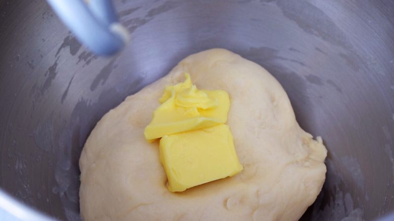 香葱芝士面包,加入黄油，继续启动三档快速揉面10分钟