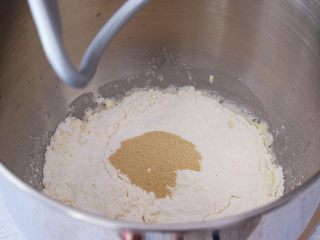 香葱芝士面包,把材料除了黄油外，都放入和面桶，顺序为纯牛奶、鸡蛋、糖和盐对角放，然后放面粉，酵母放最上面