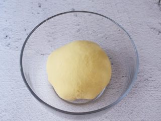 香葱芝士面包,取出面团揉圆盖上保鲜膜放在温暖处发酵至两倍大左右