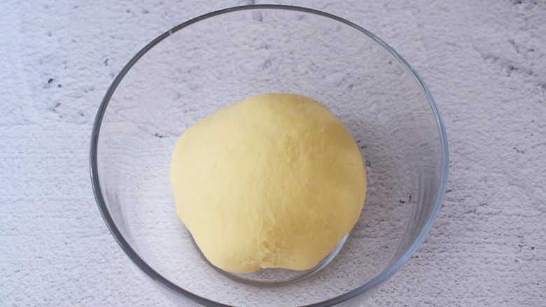 香葱芝士面包,取出面团揉圆盖上保鲜膜放在温暖处发酵至两倍大左右