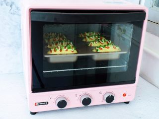 香葱芝士面包,放入预热好的海氏烤箱，上下火170度，中层20分钟