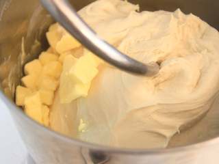 日式盐卷面包,面团揉至较光滑状态后加入软化的黄油，低档揉至黄油吸收后转中速揉面。