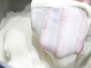日式盐卷面包,面团揉至有很好的拉抻性，可拉出很薄的膜状即可。