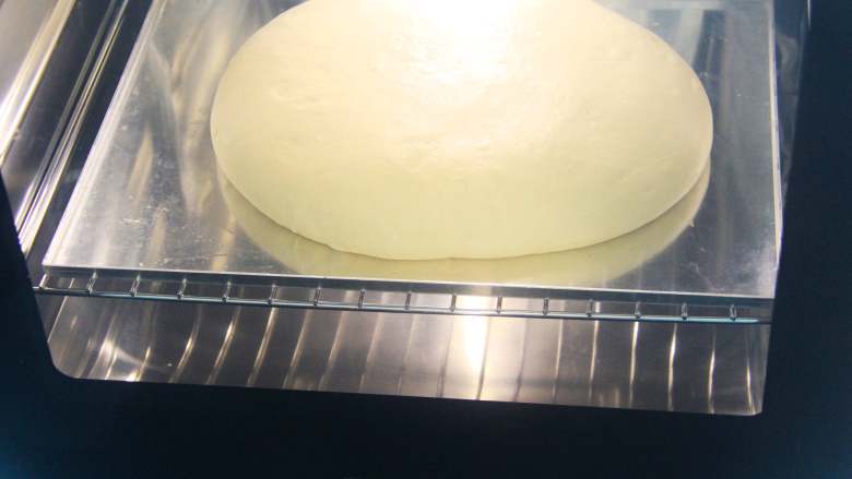 日式盐卷面包,CF-100A发酵箱，选择温度28度，湿度70%，时间60分钟，底部水盘加水加湿，预热完成提示音响后面团放入进行基础发酵至约2倍大。