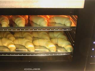 日式盐卷面包, COUSS CO-960M电烤箱， 选择热风模式，提前180度预热好，2层烤盘间隔放入，烘烤约20分钟。