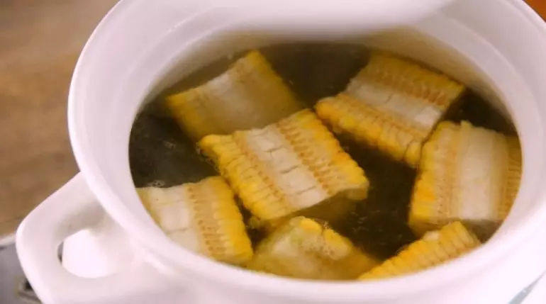 冬瓜排骨玉米汤，解热解毒又营养补钙！,关盖大火煮5分钟，放入玉米