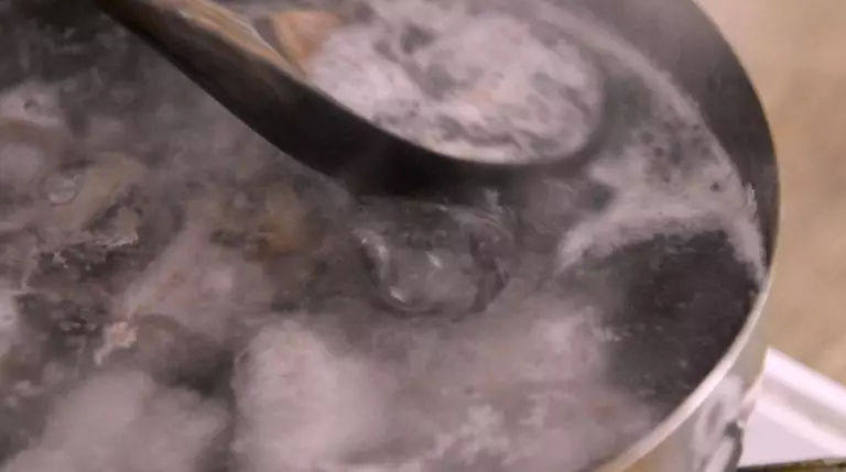 冬瓜排骨玉米汤，解热解毒又营养补钙！,排骨冷水下锅，煮开后撇去浮沫，捞出备用

